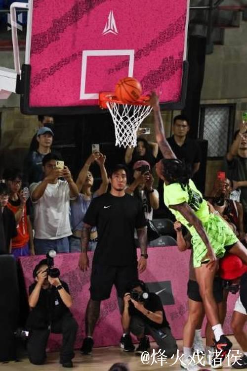 终于复出!灰熊官媒晒贾-莫兰特扣篮海报照:今日可以出战 终于复出!灰熊官媒晒贾-莫兰特扣篮海报照:今日可以出战